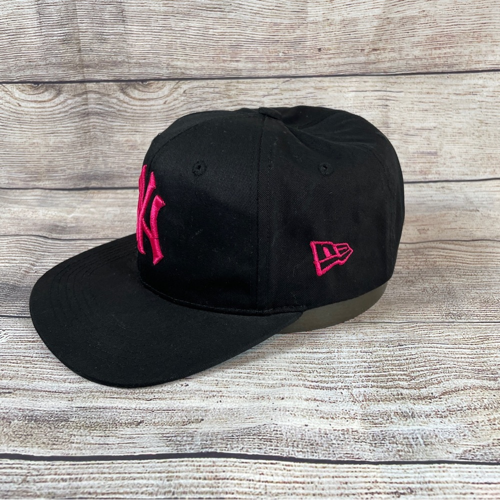 MLB - New York Yankees - New Era Black Cap with Pink Embroidered NY Logo